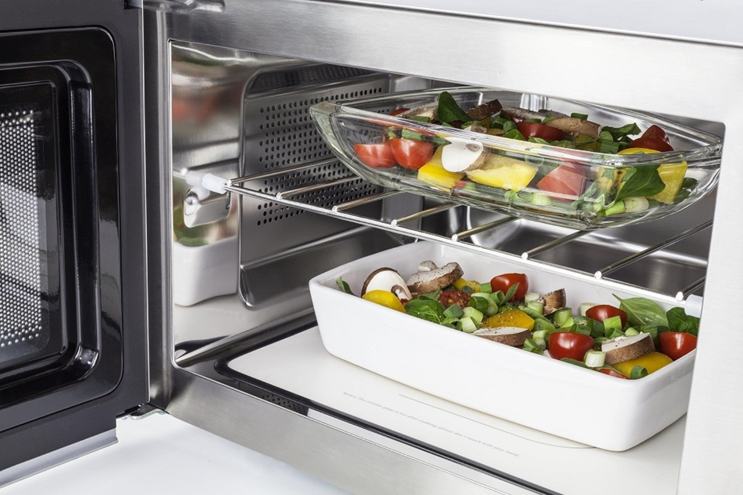 Vi sóng làm nóng từ bên trong + điện trở/đối lưu làm vàng mặt ngoài