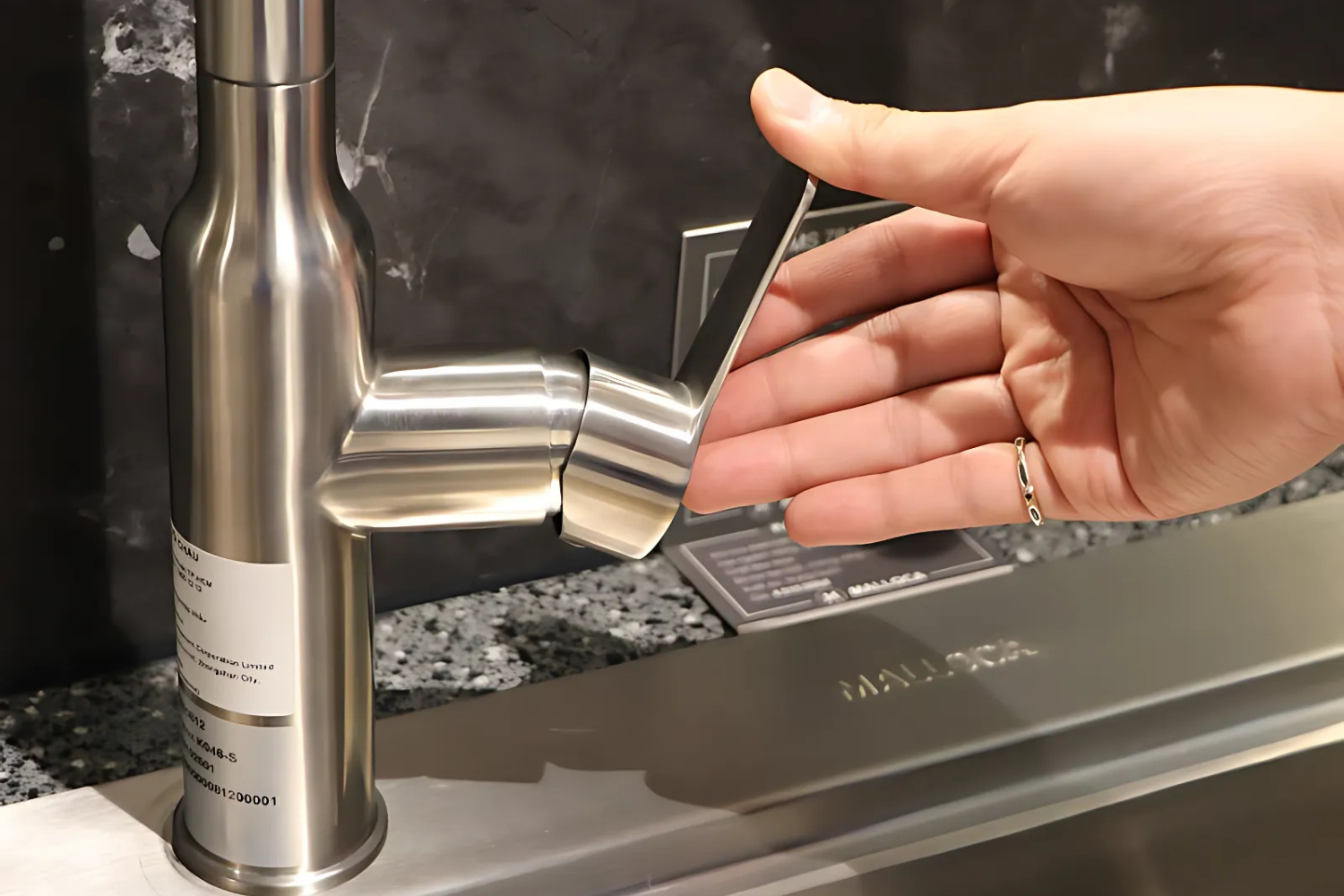 Vòi bếp Malloca K046-SS sở hữu cần gạt tinh tế, thao tác linh hoạt ở mọi góc độ