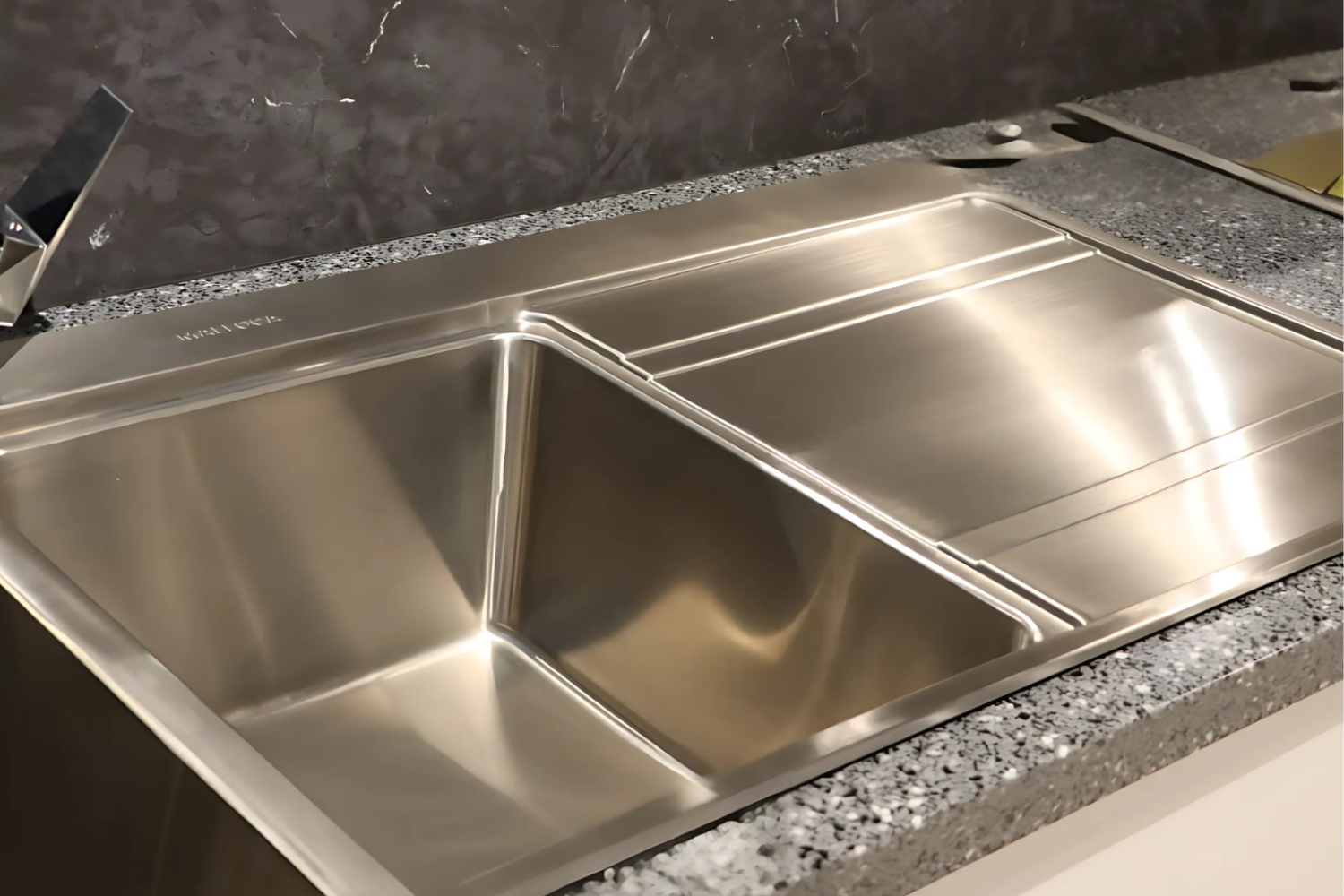 Chậu Inox Malloca MS 7818 thiết kế 2 hố với độ sâu bồn lớn giúp dễ dàng thao tác