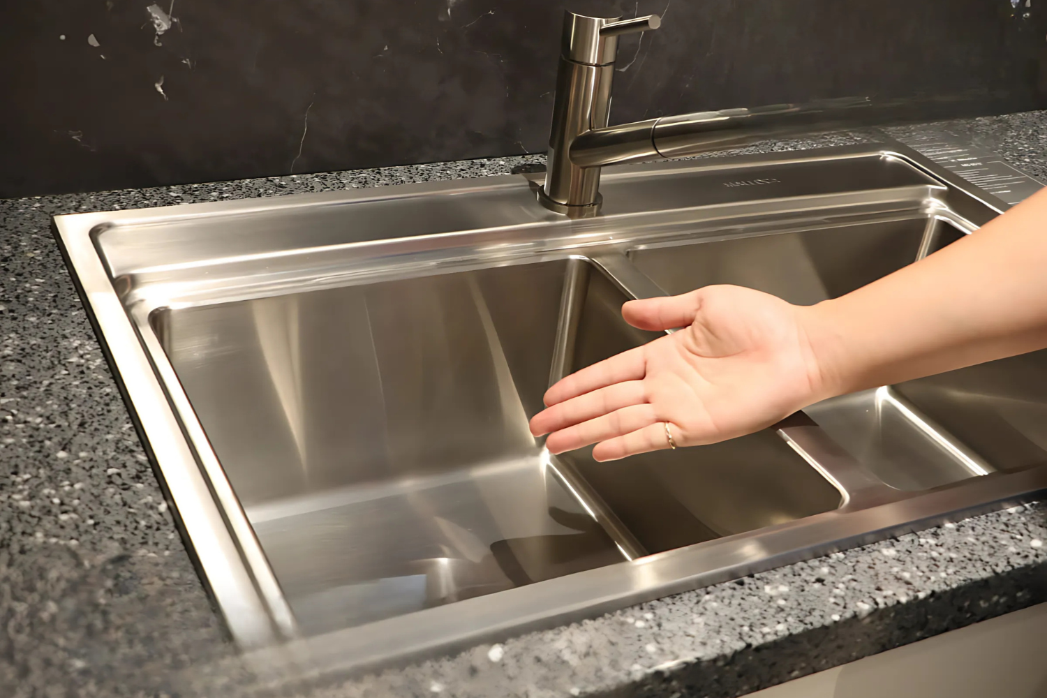 Chậu Inox Malloca MS 8812 thiết kế 2 hố với độ sâu bồn lớn giúp dễ dàng thao tác