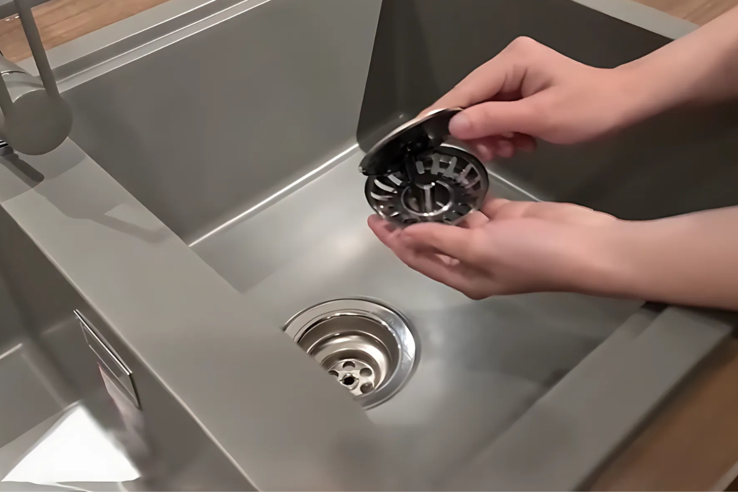 Rổ lọc của chậu Malloca TITANUM K-45073 được chế tác từ inox cao cấp an toàn và bền bỉ