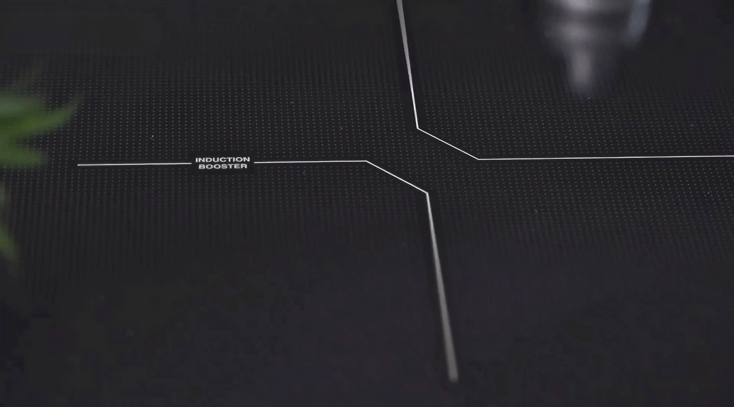 Bếp từ Malloca hoạt động làm nóng trực tiếp đáy nồi có từ tính