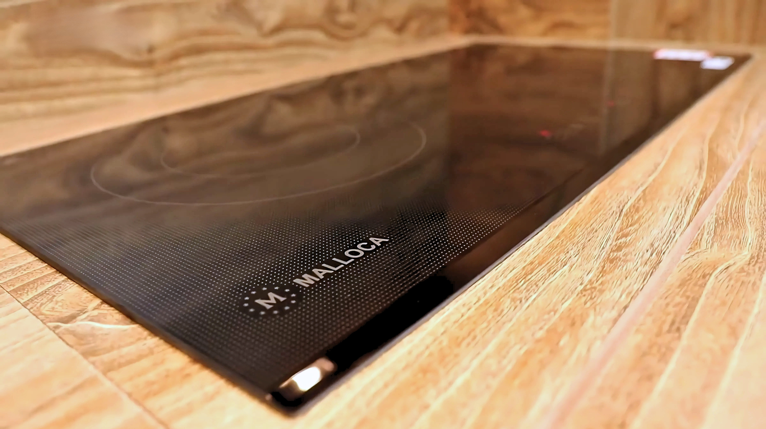 Bếp lắp âm được thiết kế để lắp chìm vào mặt bàn, tạo nên một bề mặt liền mạch, tinh tế