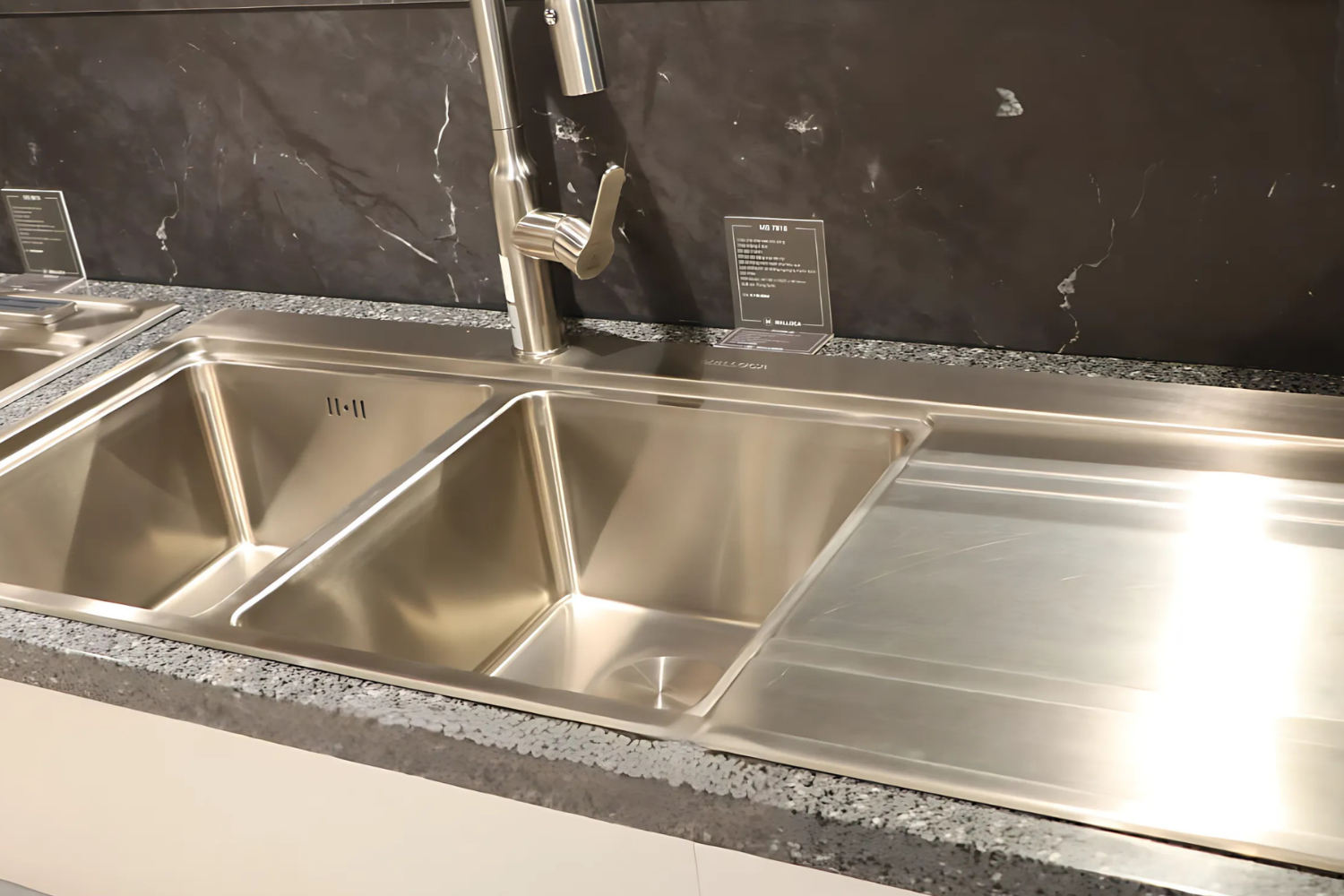 Bồn Inox Malloca MS 7818 trang bị lớp chống ồn và ngưng tụ nước hiện đại