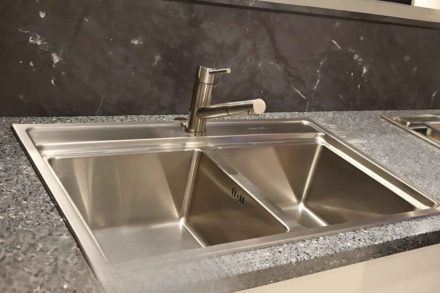 Bồn Inox Malloca MS 8812 trang bị lớp chống ồn và ngưng tụ nước hiện đại