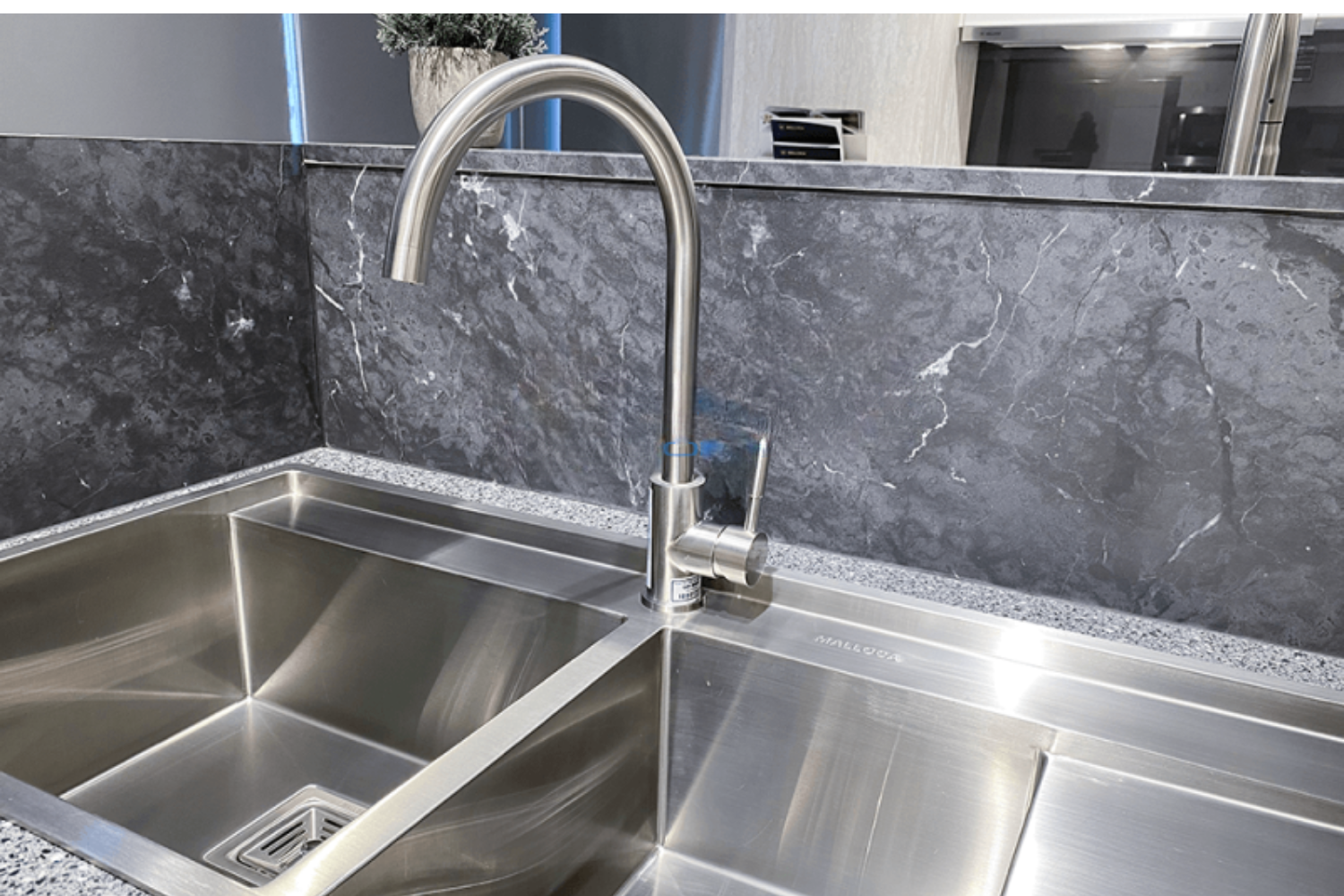 Vòi rửa chén Malloca K569-C trang bị tay gạt điều khiển dạng que dễ dàng thao tác