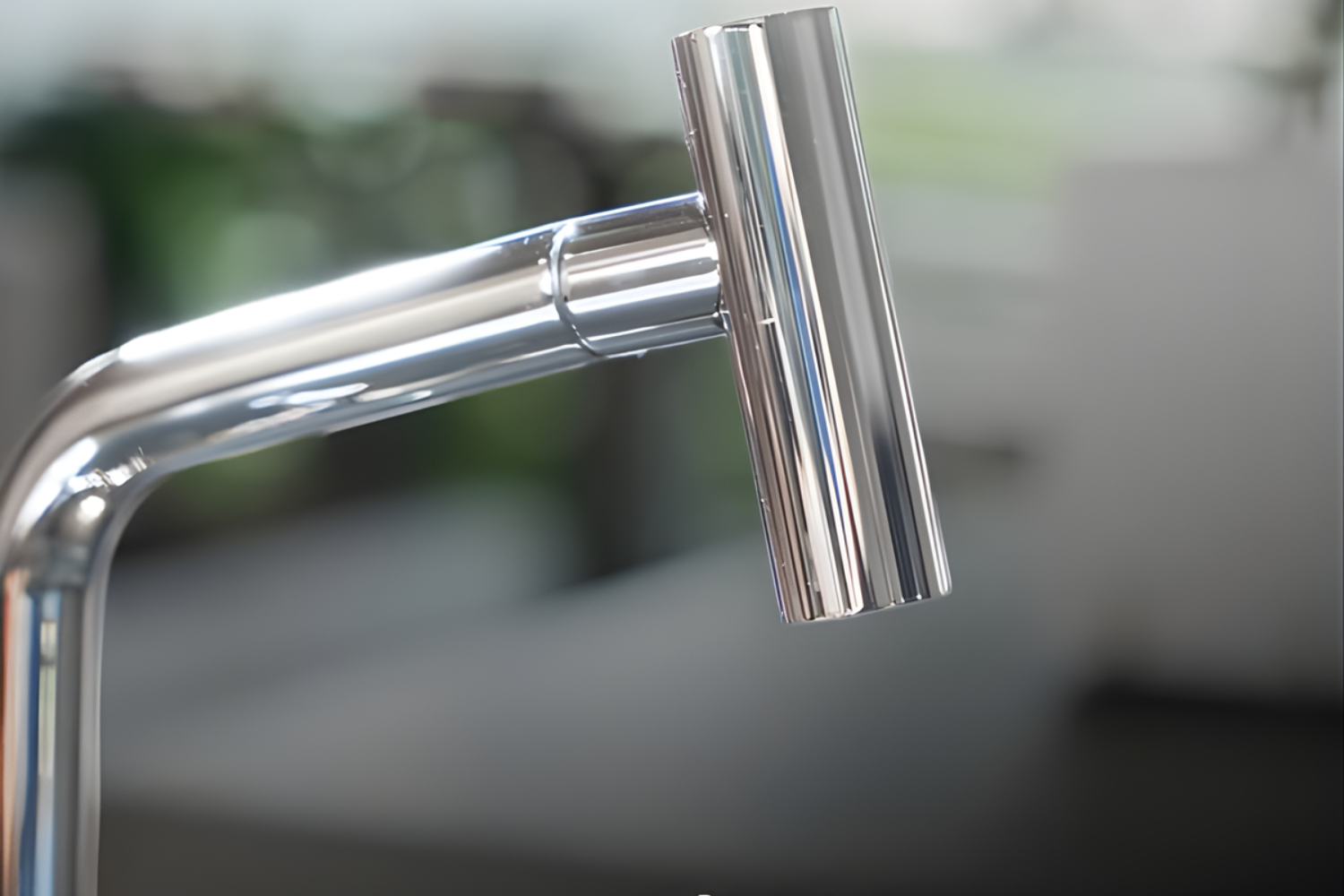 Vòi rửa chén&nbsp;Malloca&nbsp;K2206-CR làm từ chất liệu đồng thau mạ Chrome&nbsp;cao cấp, bền bỉ