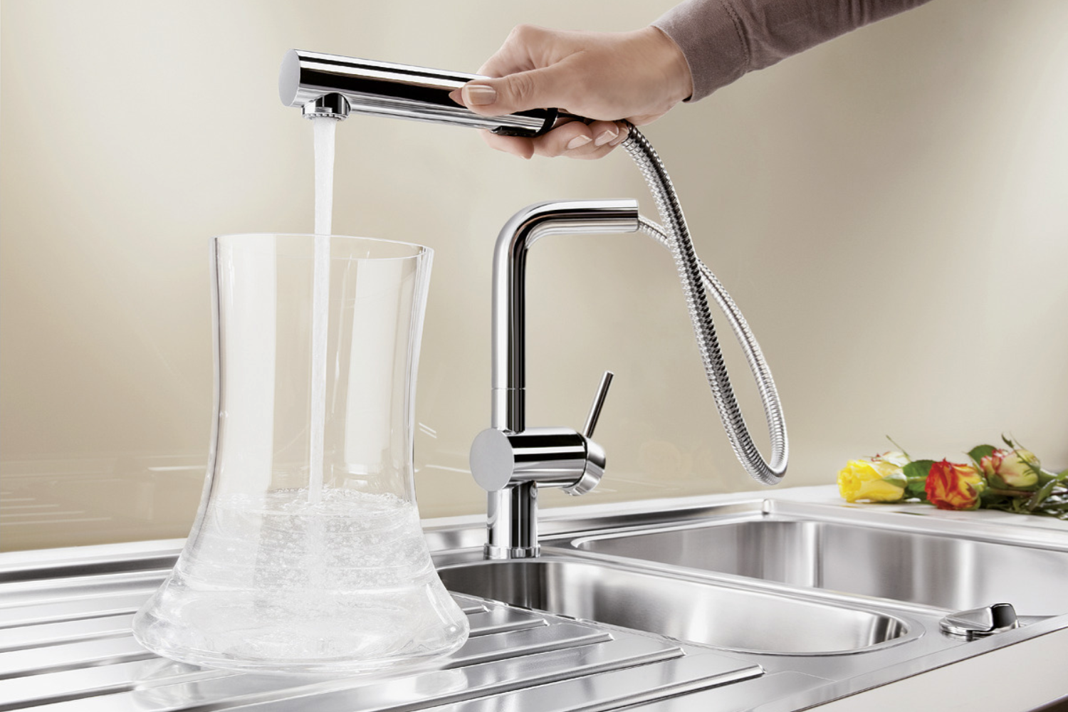 Vòi rửa đồng thau tích hợp bộ lọc tạo bọt giúp làm mềm dòng nước và hạn chế văng