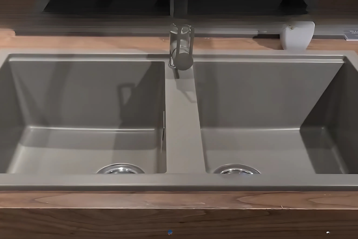 Malloca TITANUM K-45073 được trang bị lớp chống ồn và khả năng chống thấm nước tốt