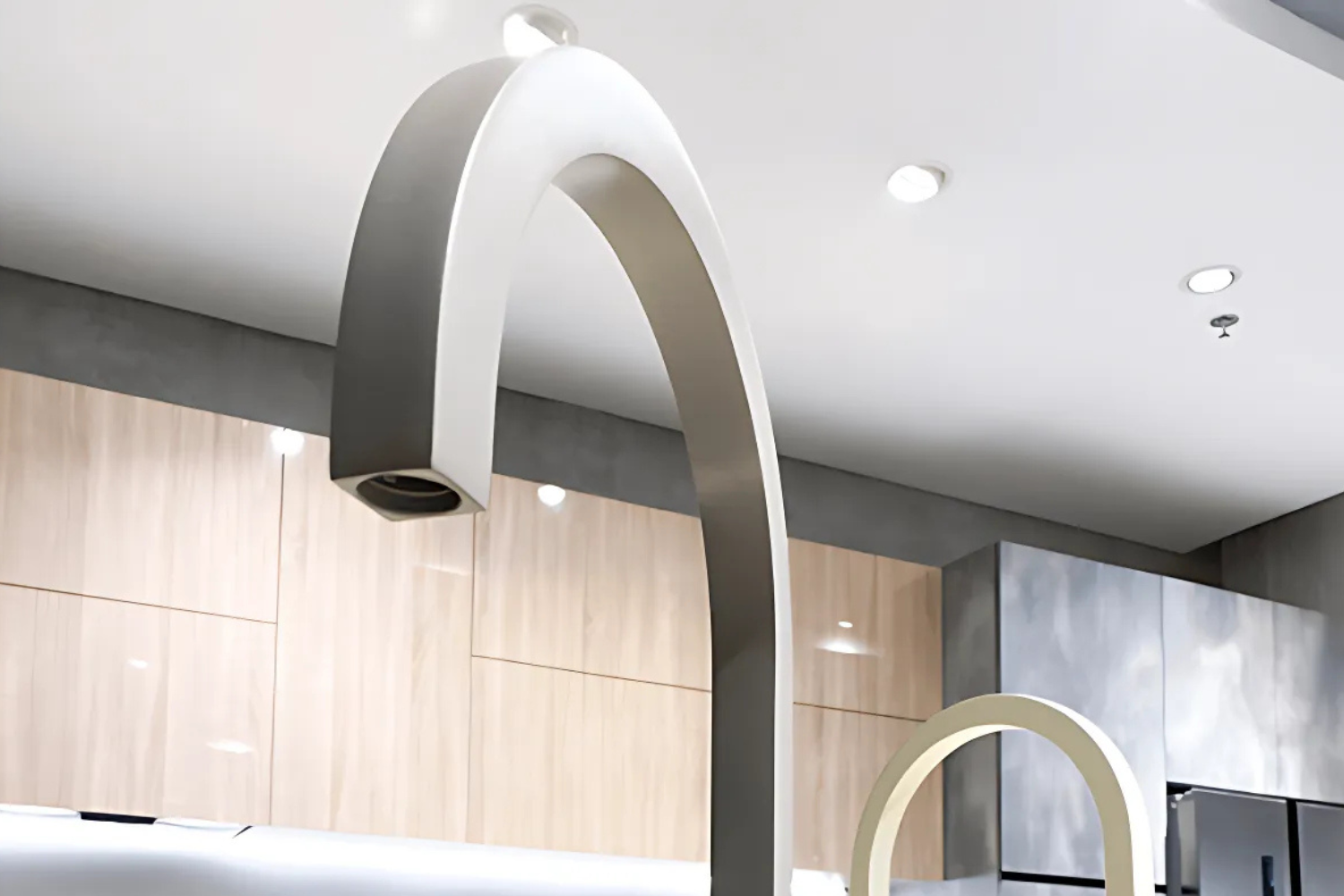 Vòi rửa bát Malloca MF-043 sở hữu chất liệu đồng thau nguyên chất an toàn cho sức khỏe