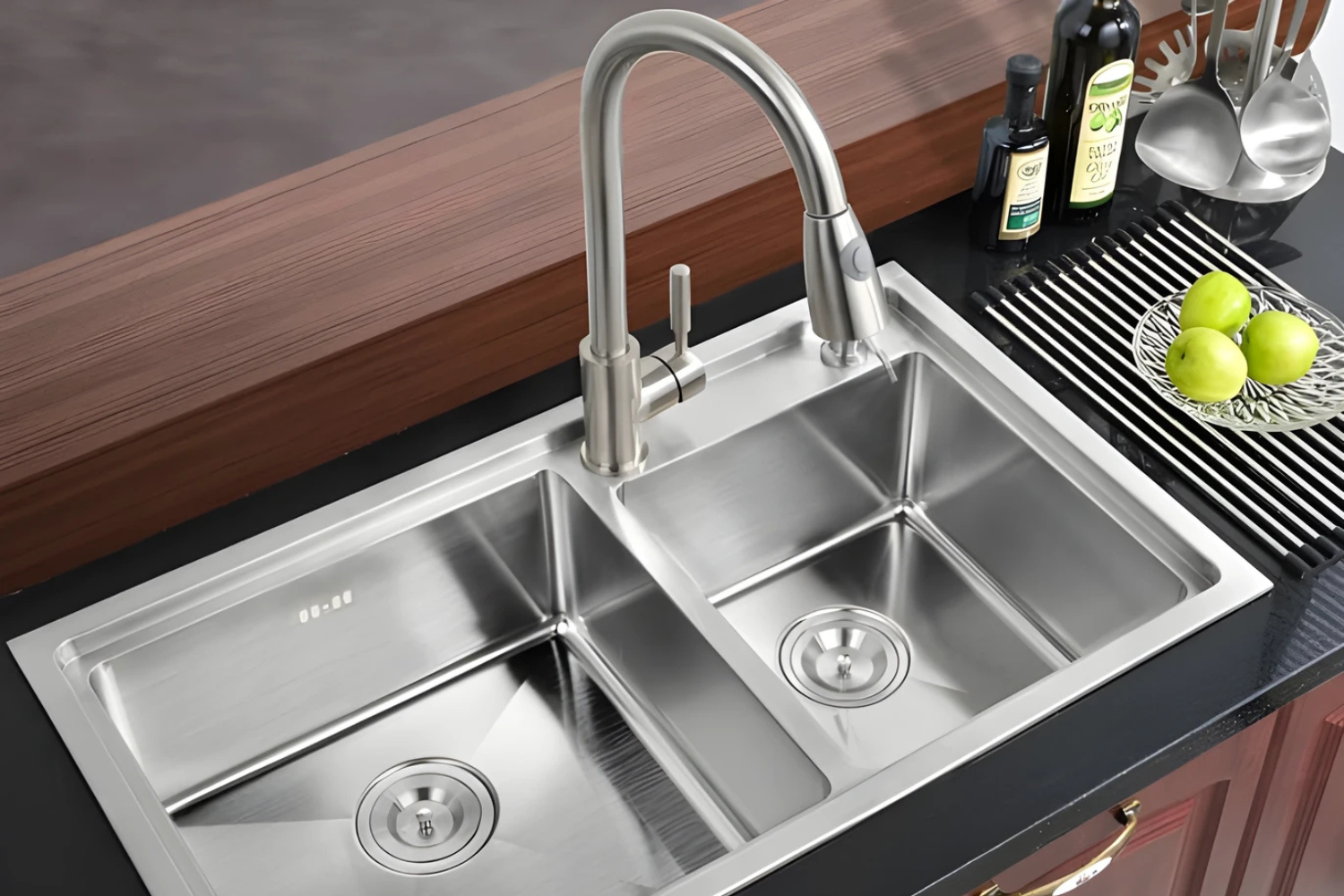 Vòi rửa chén mạ Chrome phù hợp gia đình thường xuyên nấu nướng hoặc rửa nhiều dụng cụ lớn