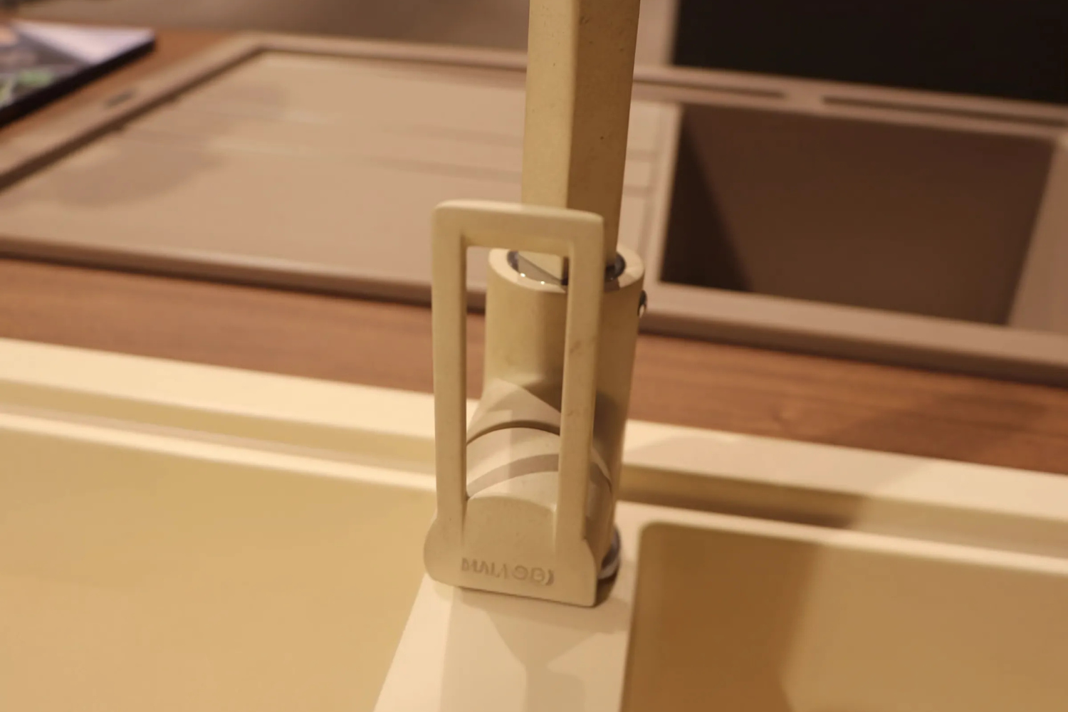 Vòi bếp Malloca MF-062 được trang bị cần gạt nước thiết kế cách điệu độc đáo