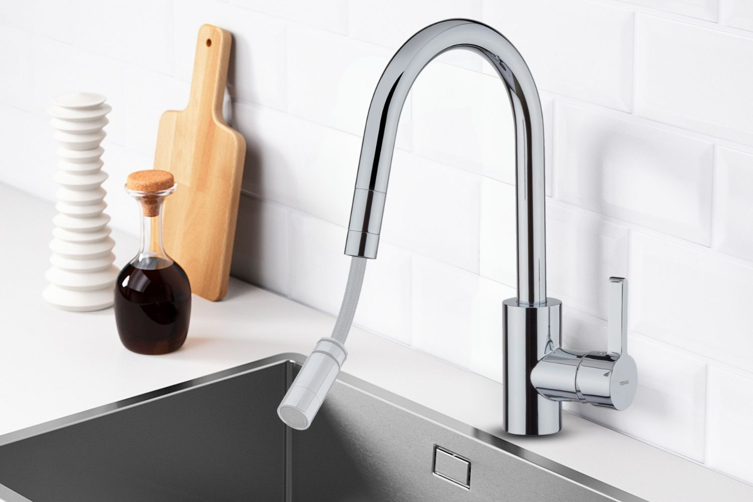 Trang bị vòi rút kéo dài, giúp dễ tiếp cận mọi vị trí trong chậu rửa