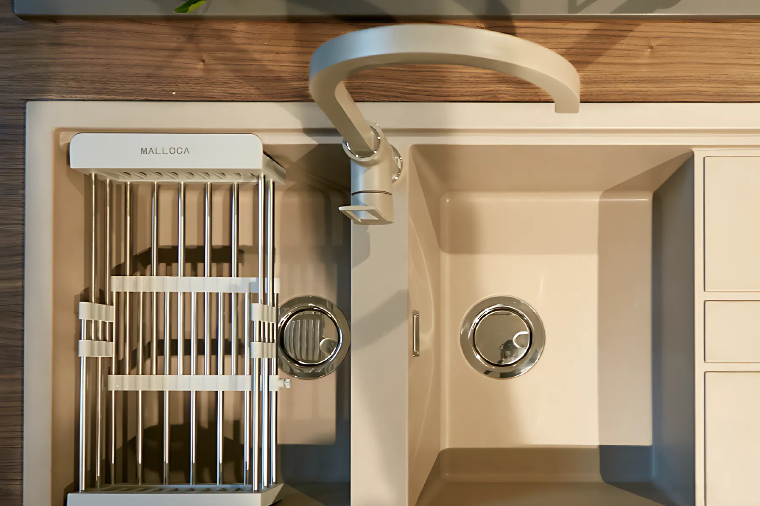 Chất liệu đá Granite phủ Nano Bạc giúp chống bám bẩn, diệt khuẩn, chịu nhiệt vượt trội