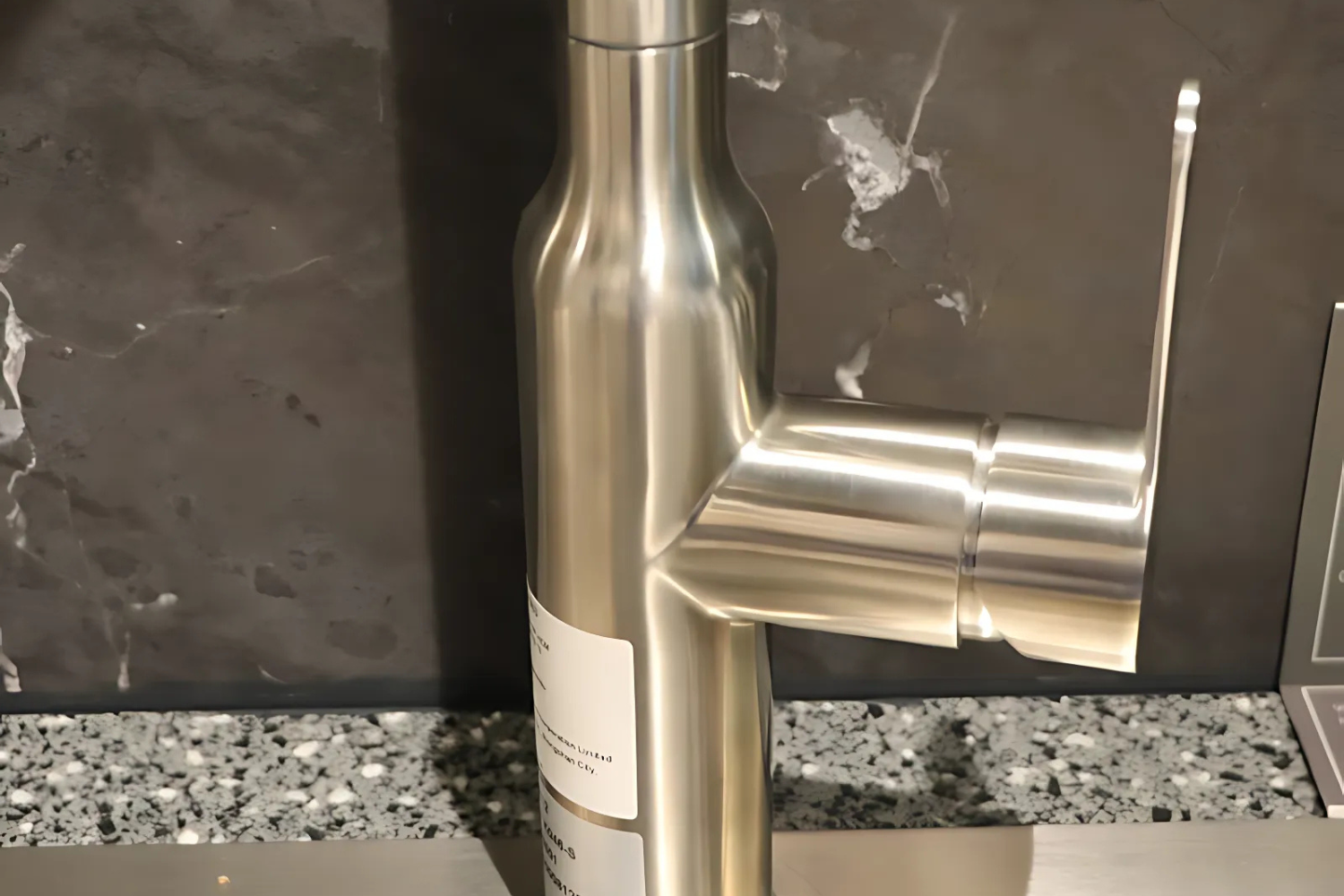 Thân vòi rửa chén Malloca K046-SS có thiết kế chắc chắn, sử dụng ổn định lâu dài