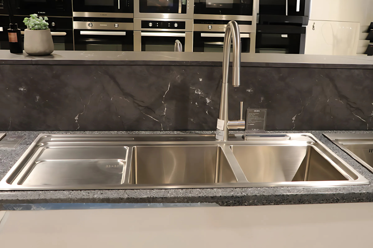 Bồn rửa chén Malloca MS 8816 N giúp dễ dàng vệ sinh và tiết kiệm thời gian