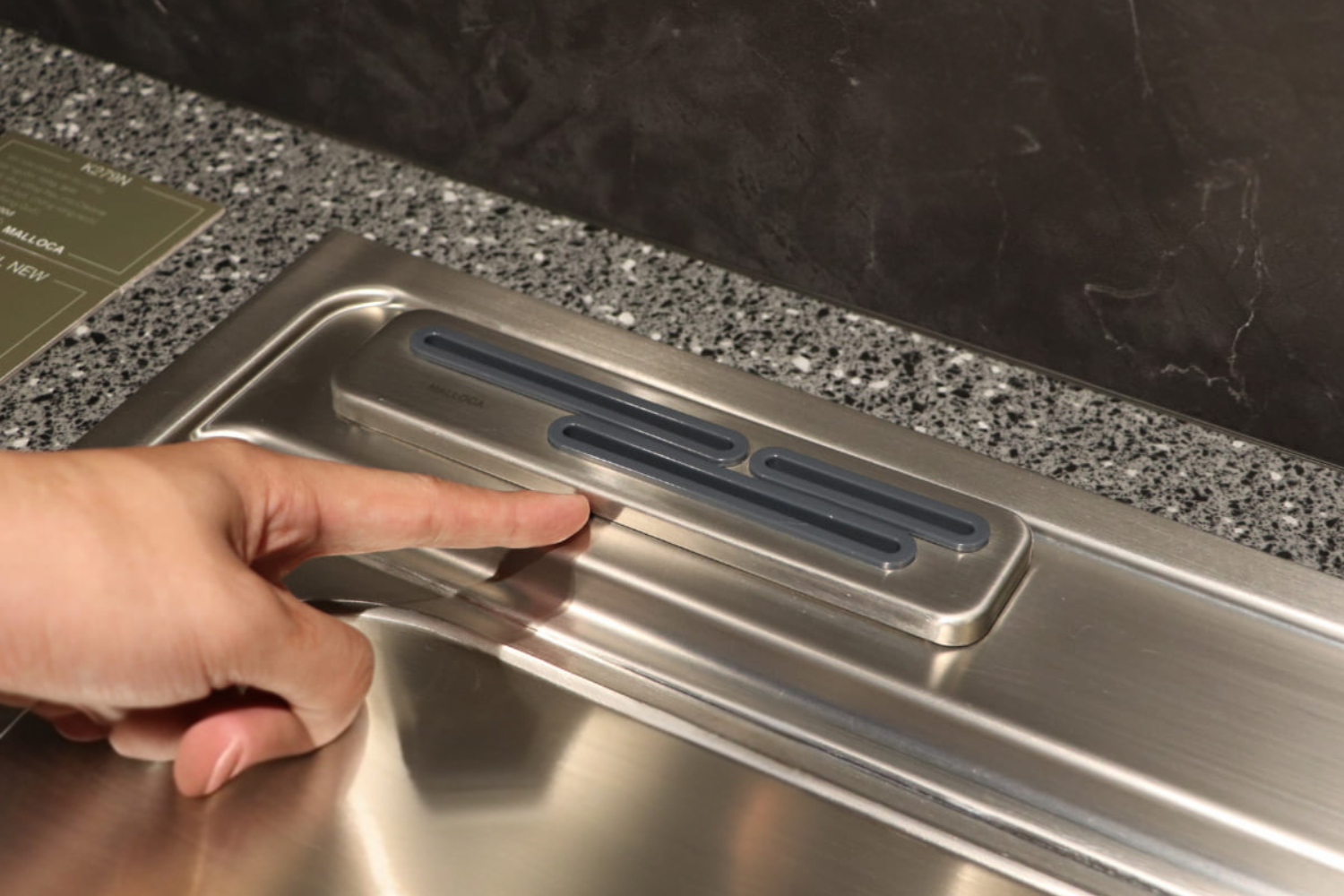 Bồn rửa Malloca MS 8809 N được tích hợp sẵn giắc cắm dao ngay trên bề mặt chậu tiện lợi