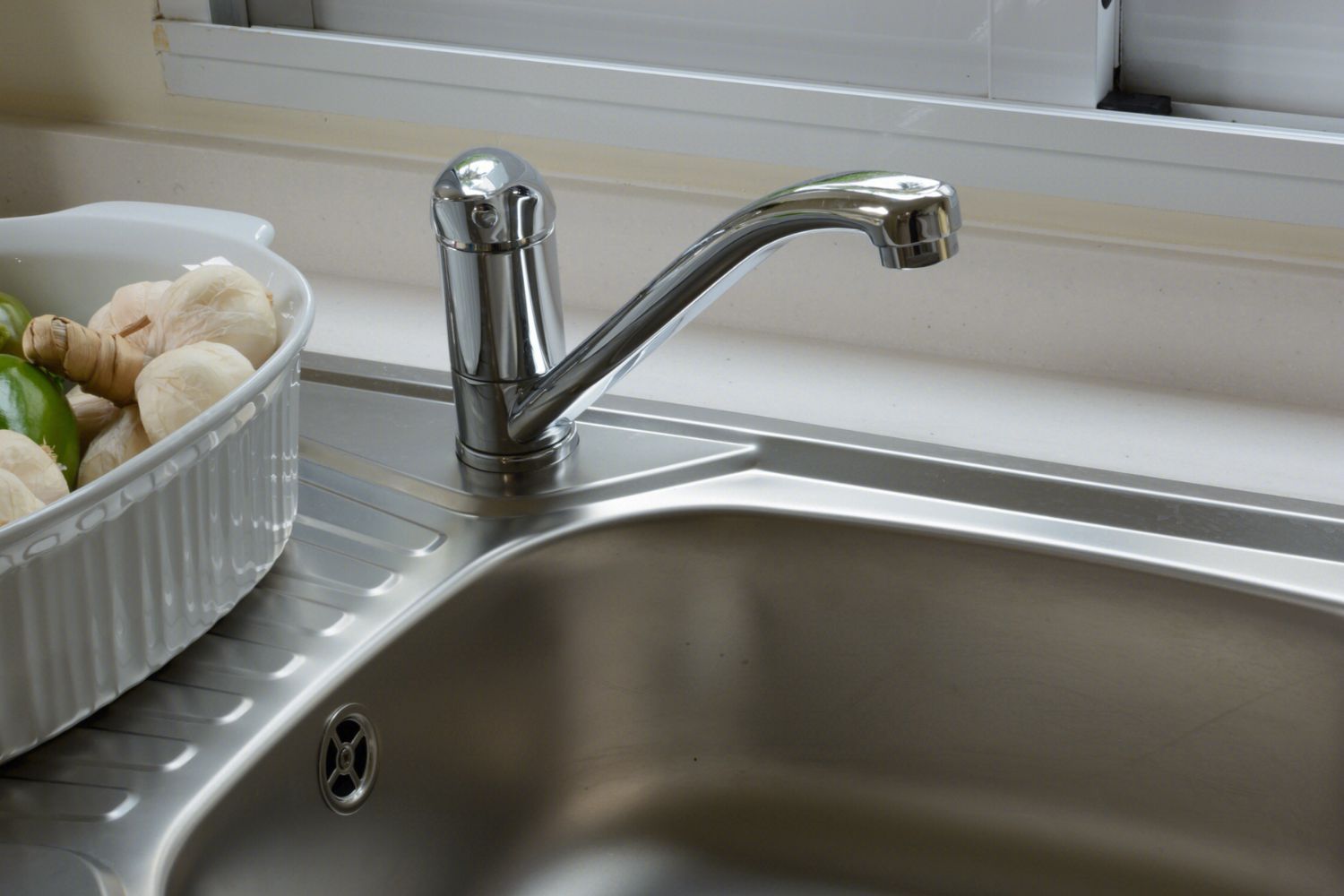 Vòi rửa bát nóng lạnh thiết kế dáng thẳng vươn dài