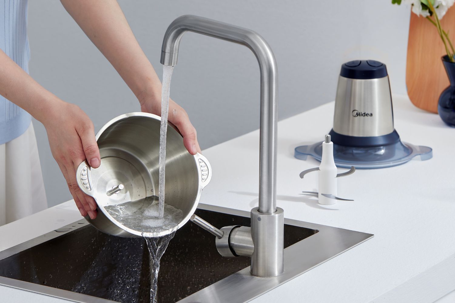 Vòi rửa bát nóng lạnh thiết kế độc đáo hình chữ U