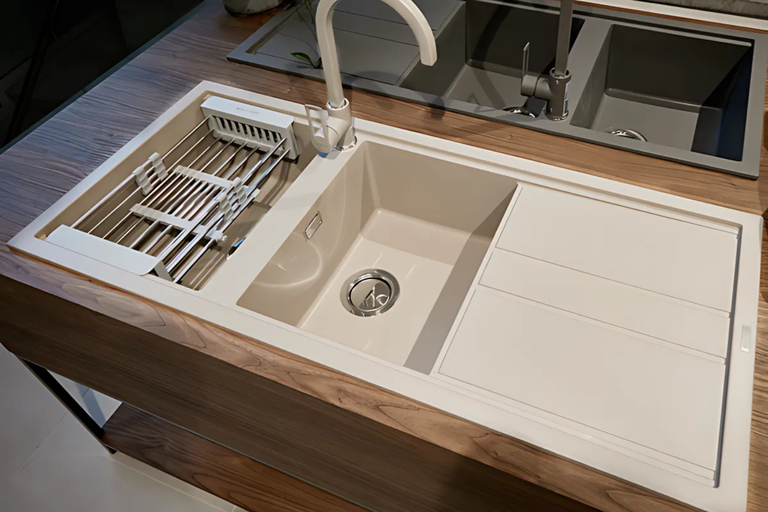 Trang bị lớp chống ồn và khả năng chống thấm nước tốt