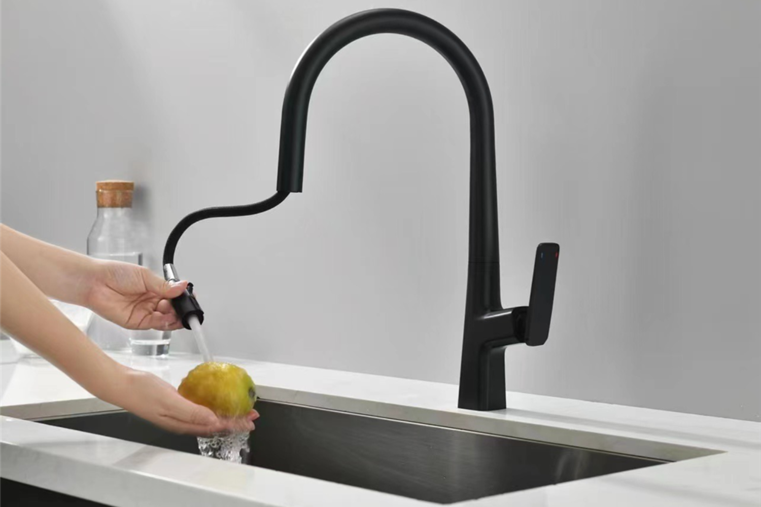 Trang bị vòi rút kéo dài giúp dễ tiếp cận mọi vị trí trong chậu rửa