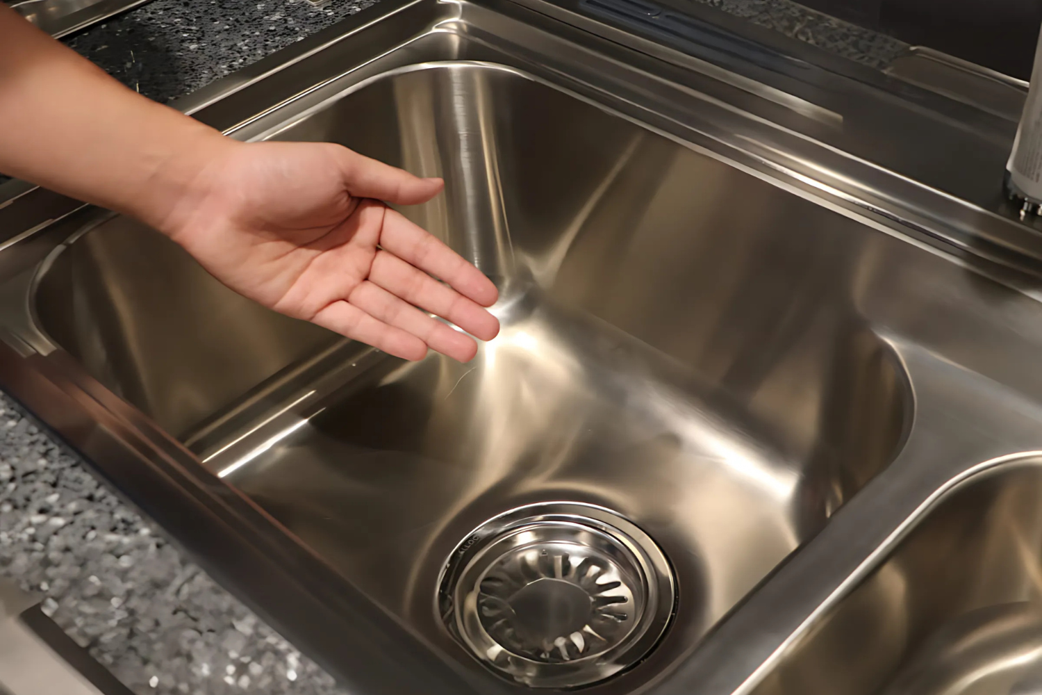 Chậu rửa bát Malloca MS 8809 N được trang bị bàn chờ lớn, giúp dễ dàng thao tác