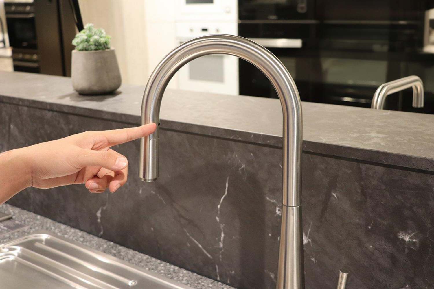 Vòi rửa chén Malloca K095-SS làm từ chất liệu inox 304 bền bỉ với thời gian