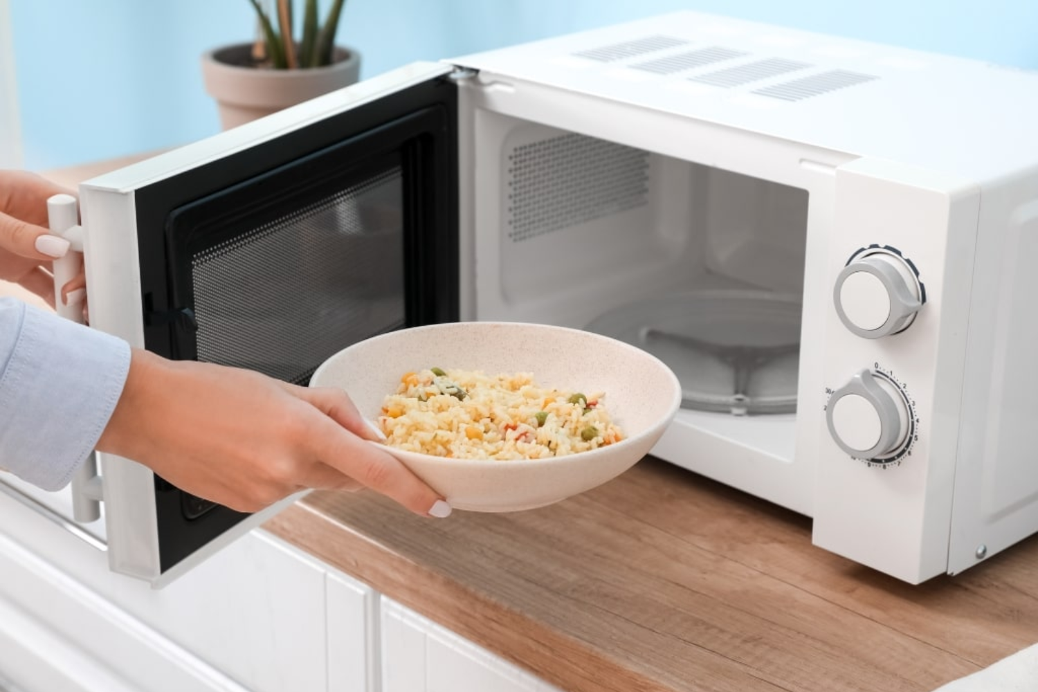 Lò vi sóng mang đến khả năng hâm nóng, rã đông, thậm chí nướng thực phẩm một cách nhanh chóng