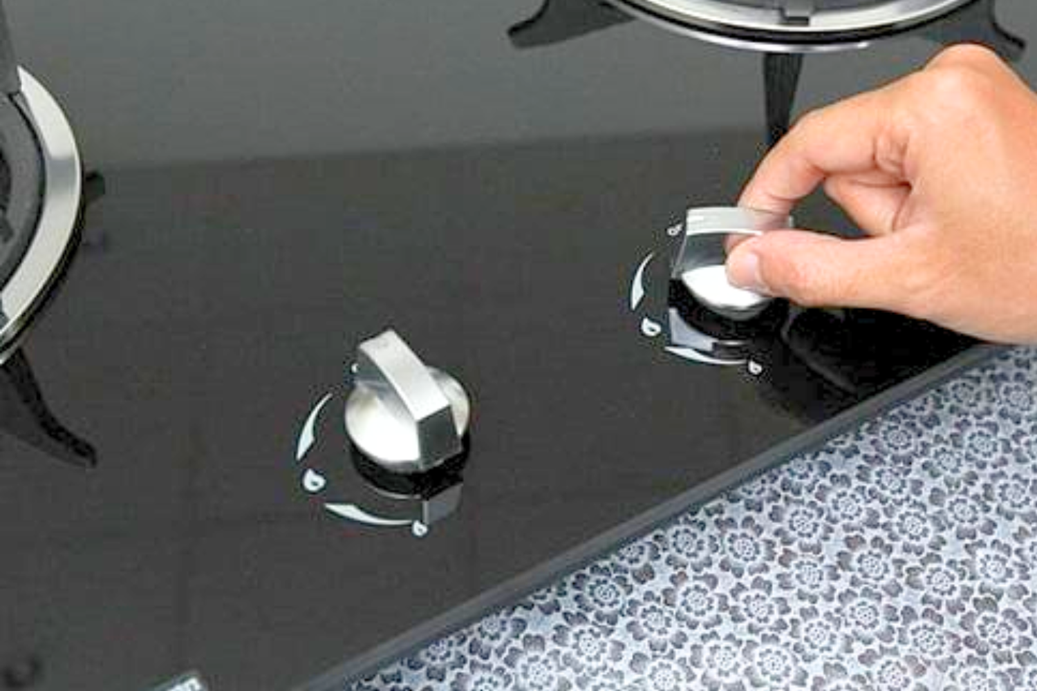 Điều khiển núm vặn là loại điều khiển phổ biến và quen thuộc nhất, có trên hầu hết các dòng bếp gas