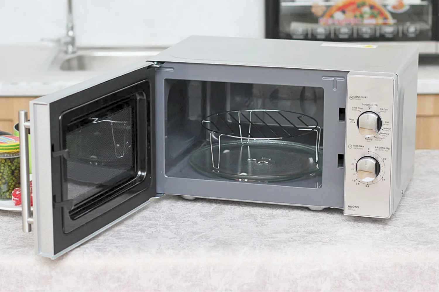 Lò vi sóng cơ được thiết kế hướng đến sự đơn giản và thân thiện với người dùng