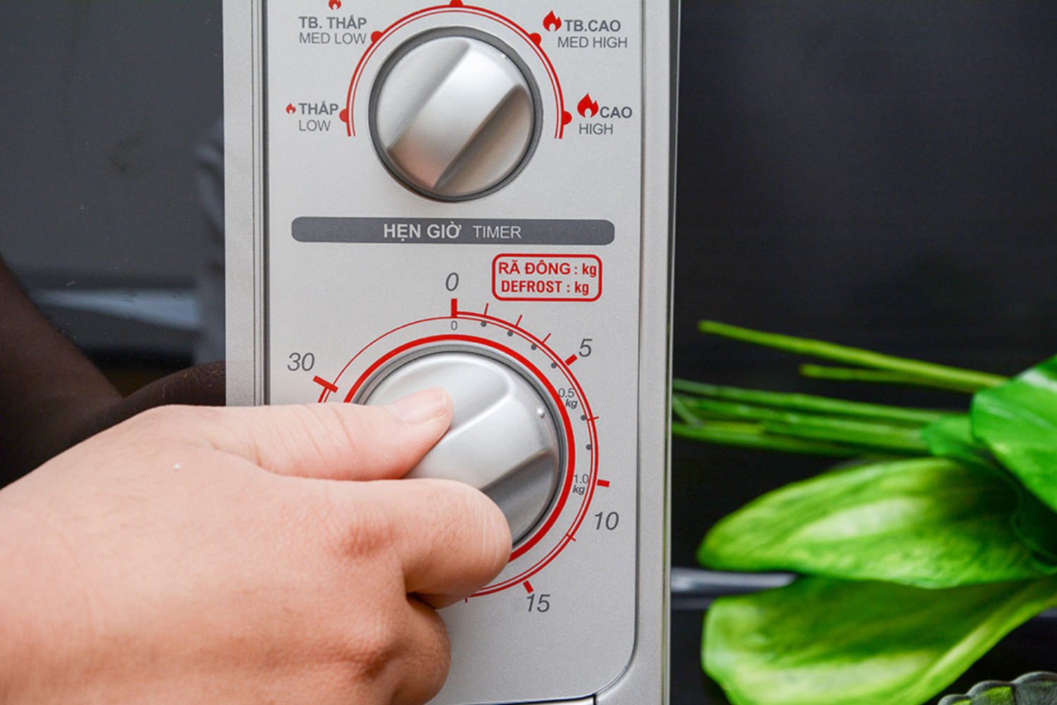 Lò vi sóng cơ hoạt động ổn định, ít hỏng vặt mà còn dễ dàng làm quen ngay từ lần đầu sử dụng