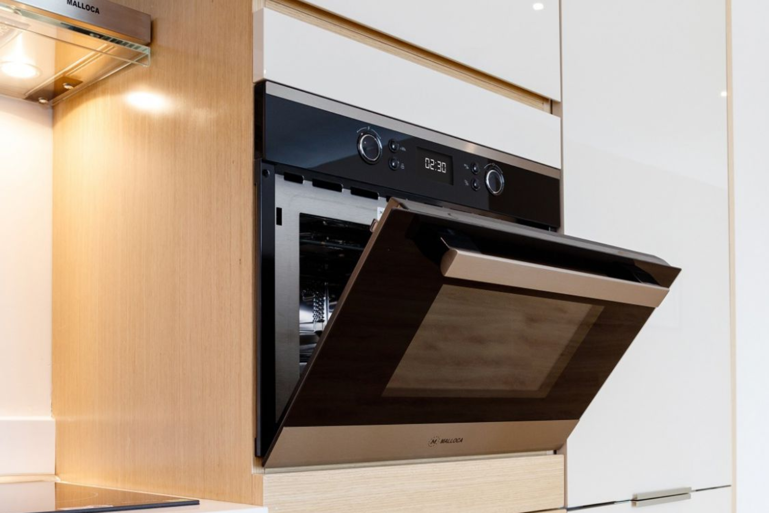 Lò nướng âm tủ đại diện cho phân khúc cao cấp, tập trung vào yếu tố thiết kế và tích hợp không gian