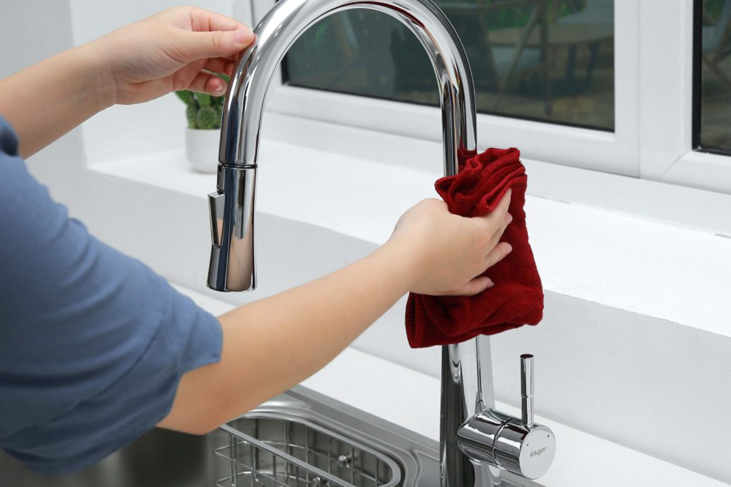 Vệ sinh định kỳ vòi inox 304 giúp bảo vệ vòi một cách tối ưu