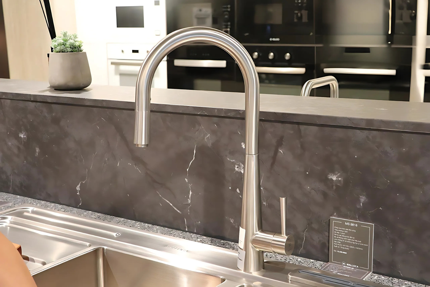 Vòi bếp Malloca K095-SS tùy chọn với 2 nguồn nước Nóng - Lạnh linh hoạt