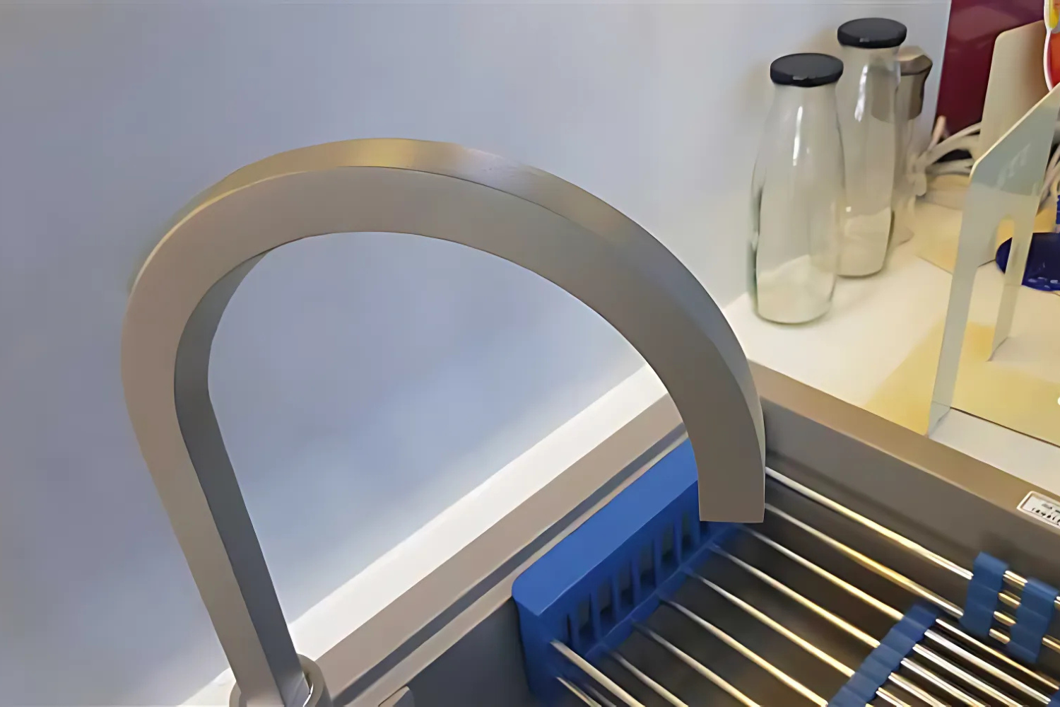 Vòi bếp Malloca MF-043 trang bị với hai chế độ nước nóng lạnh tiện lợi