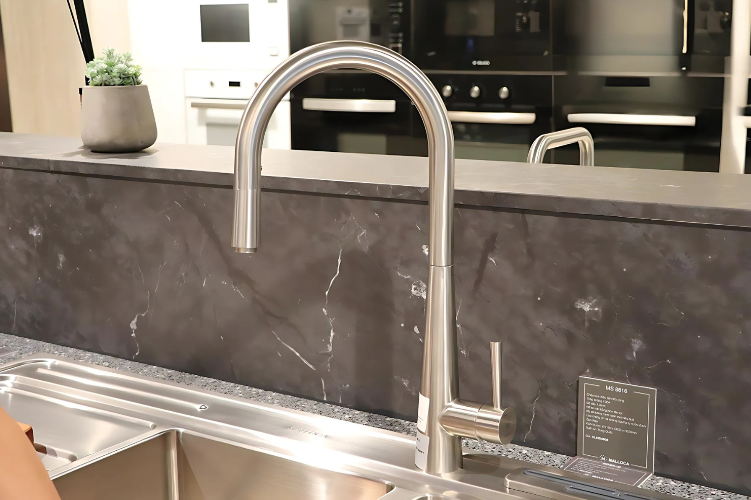 Vòi inox 304 với kiểu dáng cổ ngỗng chữ C mềm mại và sang trọng