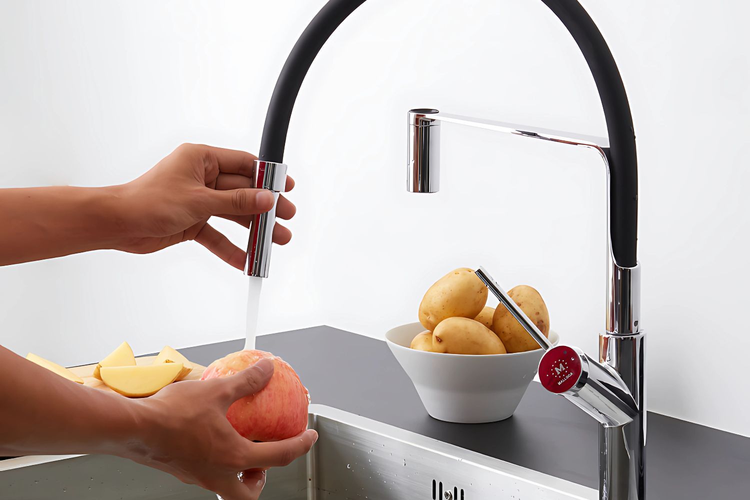 Vòi rửa bát nóng lạnh thiết kế cổ mềm tiện lợi