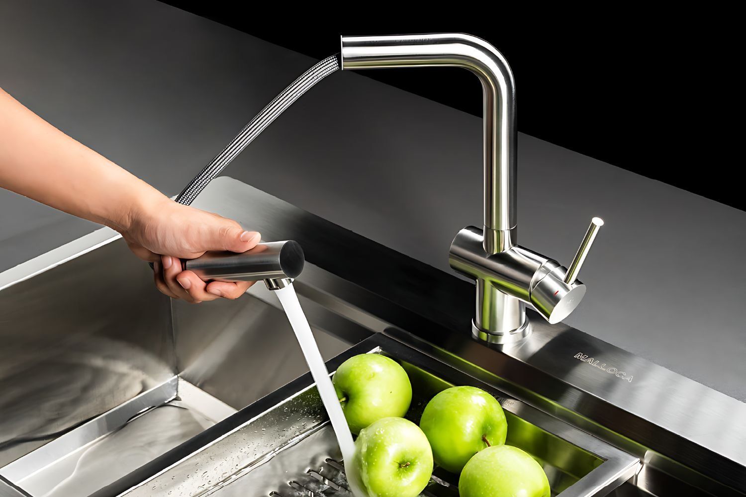 Malloca K103-SS tích hợp đầu vòi dây rút, sử dụng tiện lợi