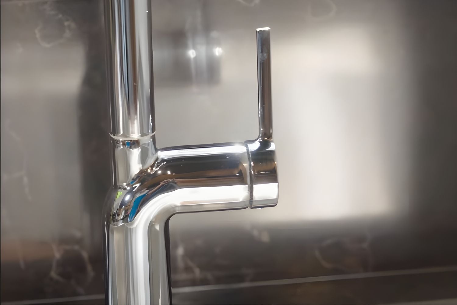 Tay gạt dạng que dễ dàng thao tác, cầm nắm