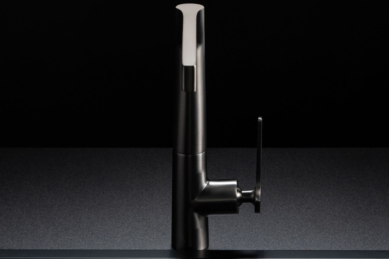 Chất liệu đồng mạ PVD cao cấp, đảm bảo độ bền cao