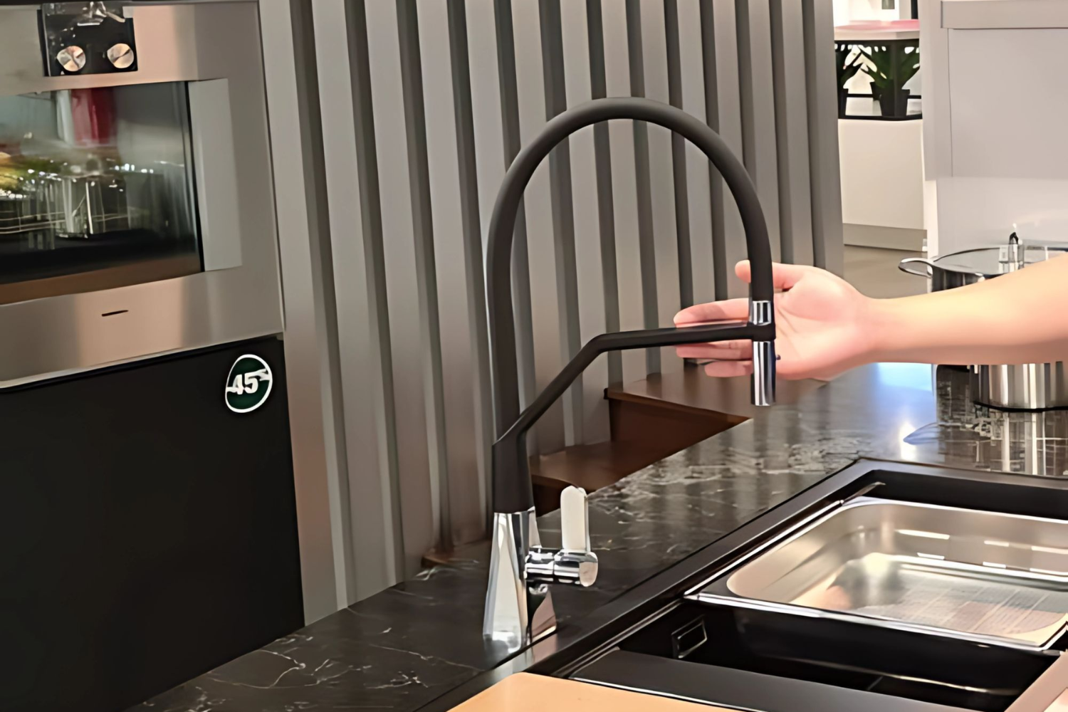 Vòi rửa chén mạ Chrome phù hợp với bồn đôi giúp thuận tiện di chuyển