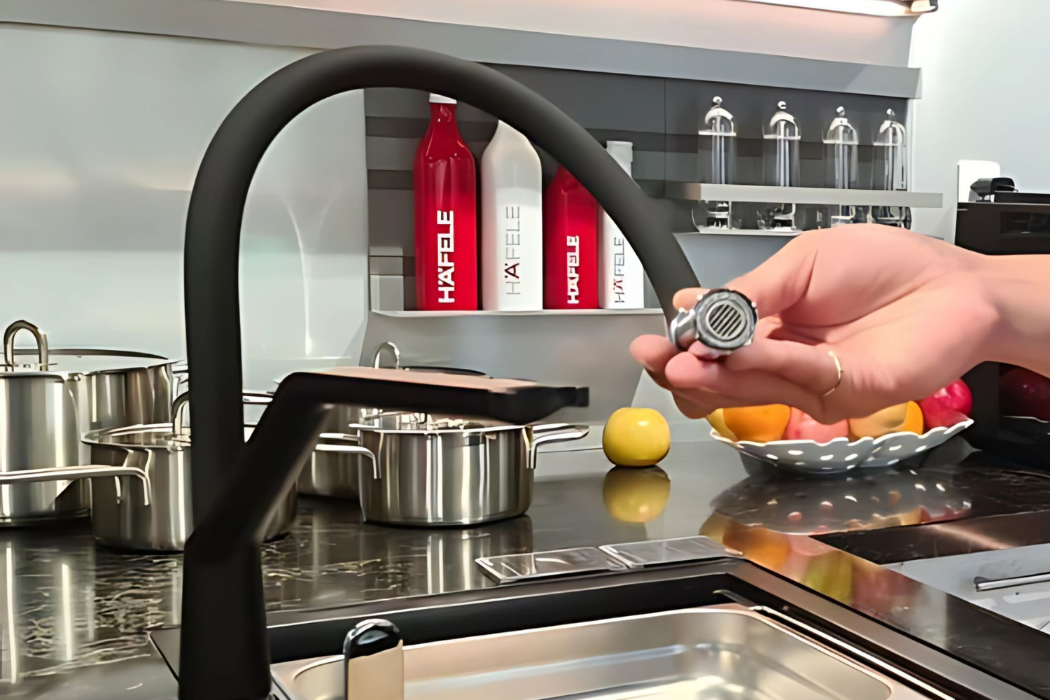 Vòi rửa chén mạ Chrome thân mềm có thể uốn cong theo nhiều hướng
