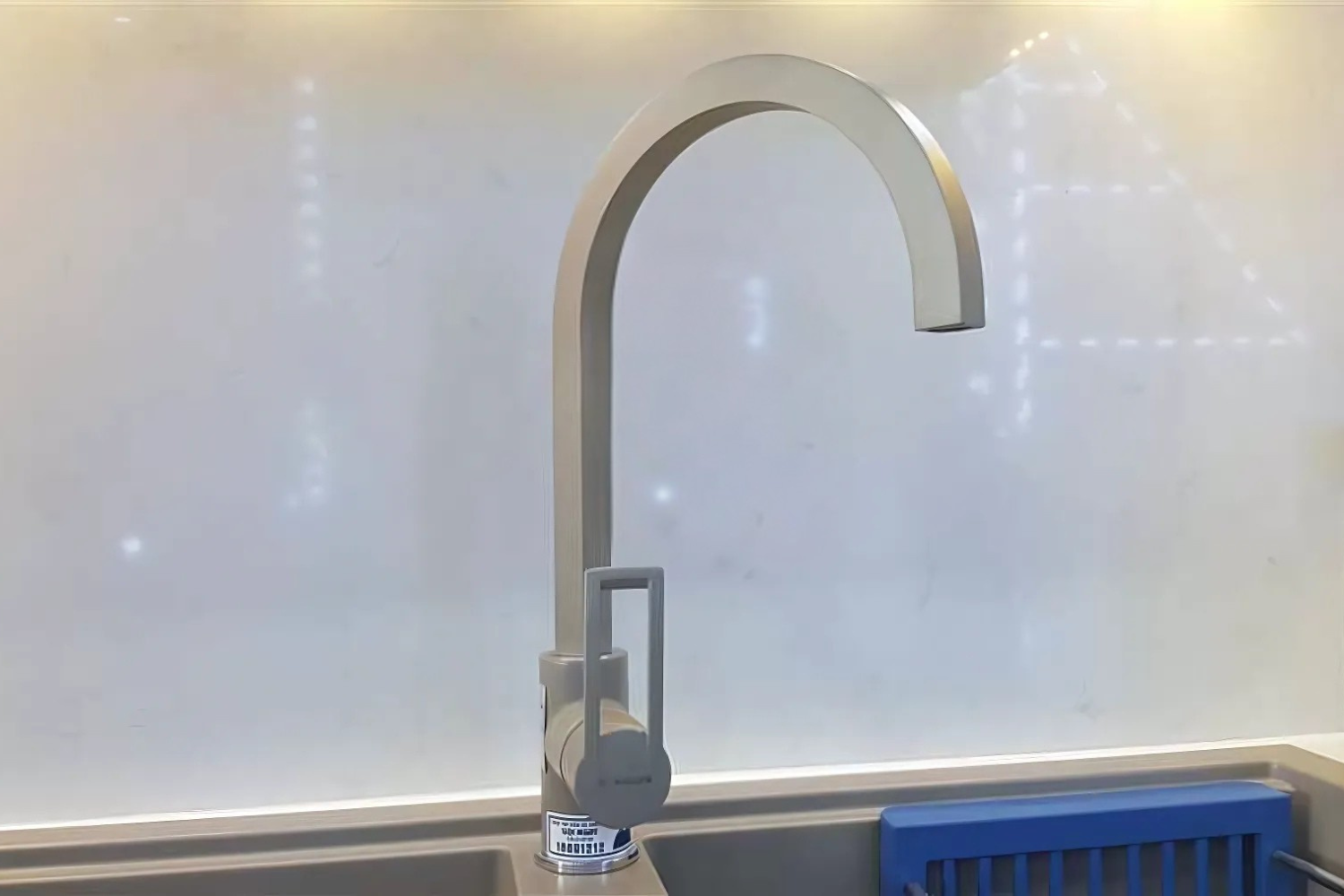 Bề mặt vòi rửa chén Malloca MF-043 phủ sơn giả đá sang trọng, dễ dàng lau chùi