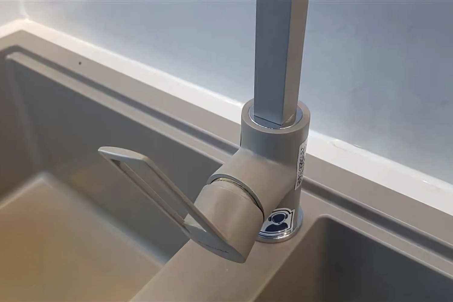 Vòi rửa chén Malloca MF-043 thiết kế cần gạt độc đáo, đẹp mắt