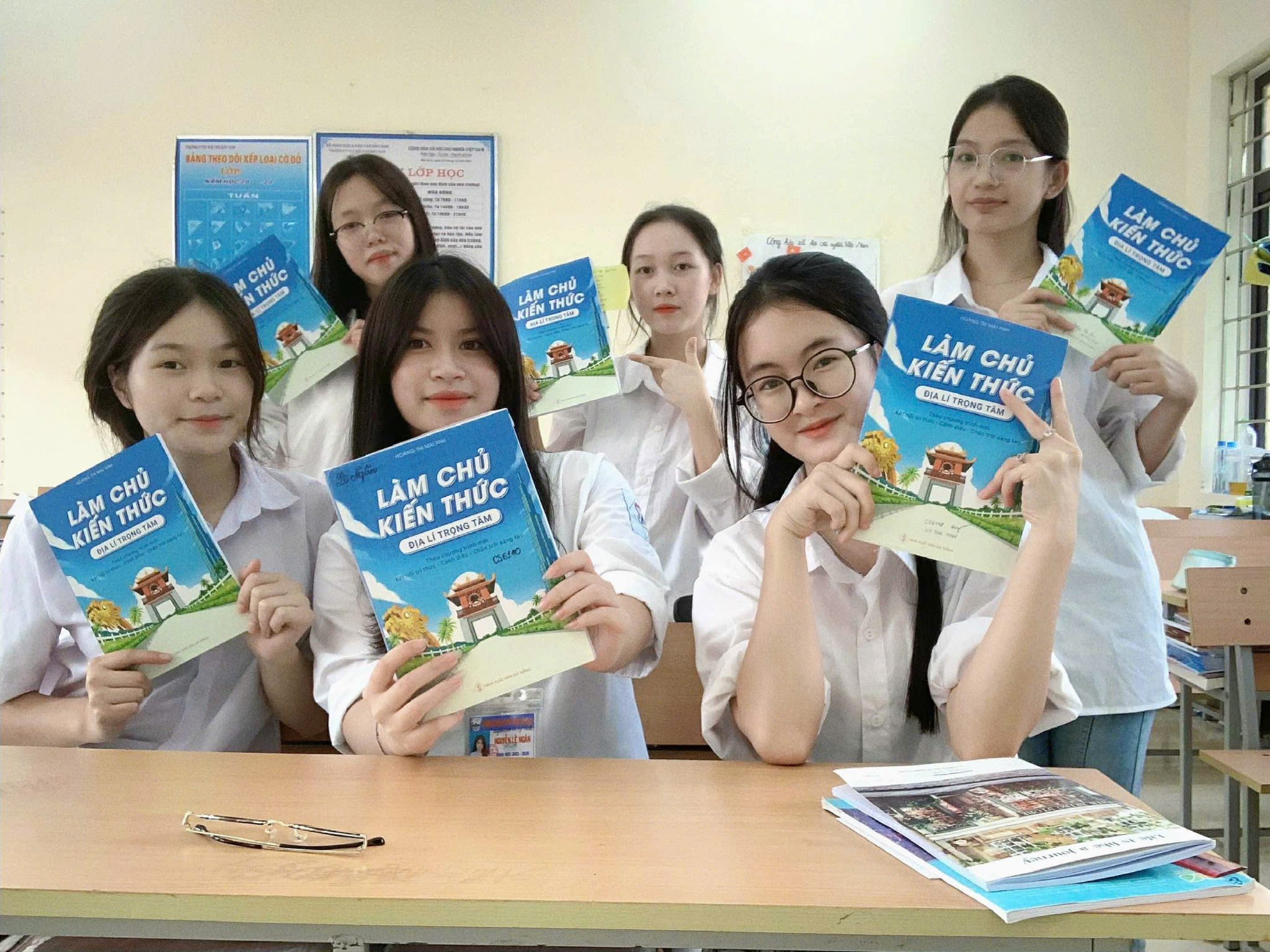 NHẤT GÁI THÁI NGUYÊN: Đã xinh lại còn chăm học, nhóm 6 bạn cùng nhau chinh phục 9+ môn Địa lí