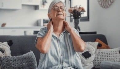 Mẹo Giúp Người Già Hết Cứng Cổ Và Lưng Ngay Khi Thức Dậy Khi Trời Lạnh