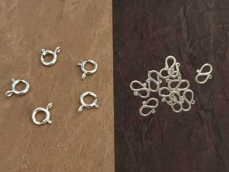 So Sánh 2 Loại Khóa Vòng Bạc: Khóa Lắc Tròn & Khóa Lắc Chữ S - Loại nào An Toàn nhất?