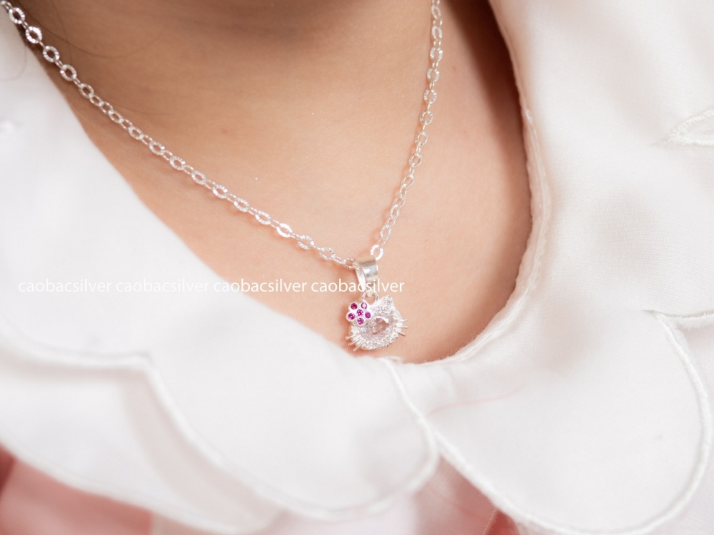 Món Quà Đầu Tiên Cha Mẹ Tặng Con - Không Chỉ Là Một Chiếc Vòng