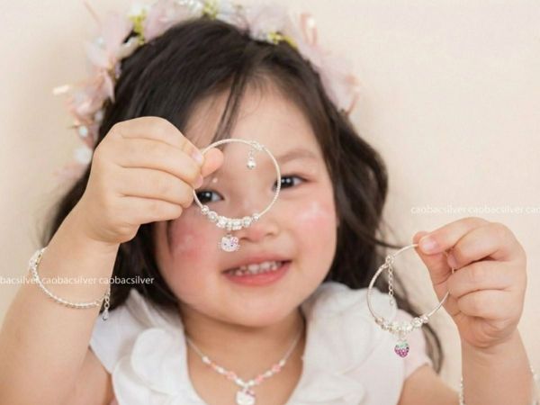 Vòng Bạc Và Trải Nghiệm Giác Quan Của Trẻ: Cảm Nhận, Âm Thanh, Xúc Giác