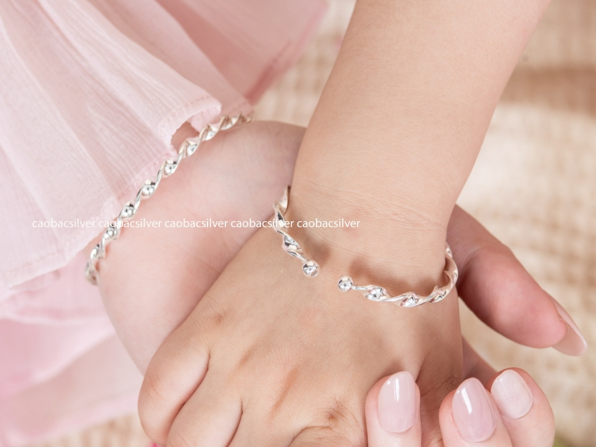 7 Cách Làm Sạch Vòng Bạc Trẻ Em Tại Nhà Mà Không Cần Dụng Cụ Chuyên Dụng